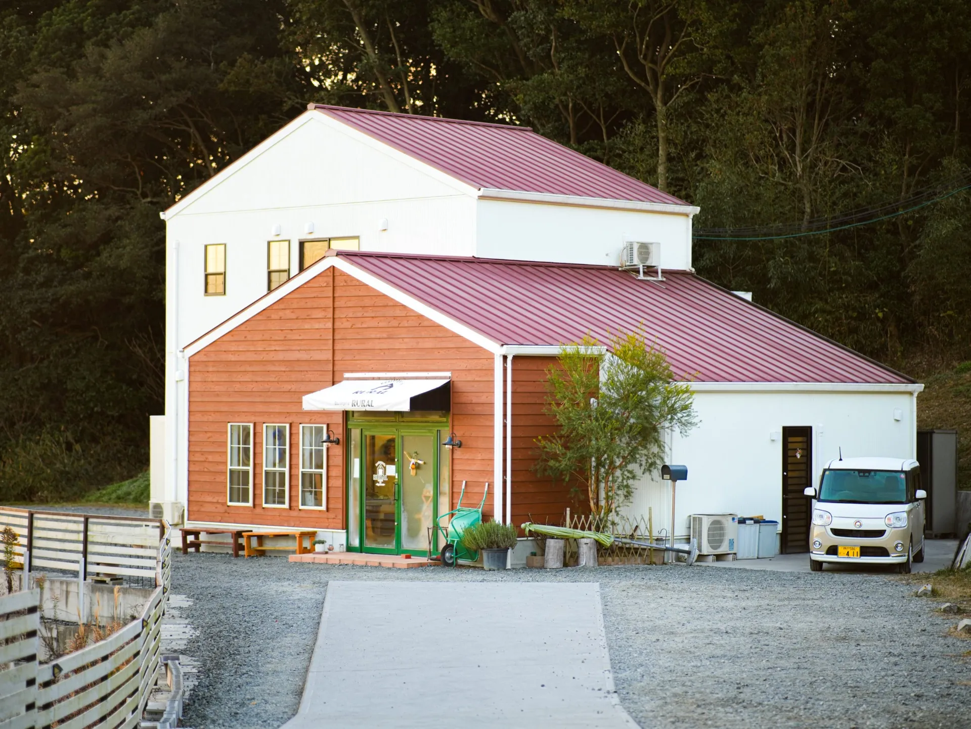 田舎風の店舗兼住宅