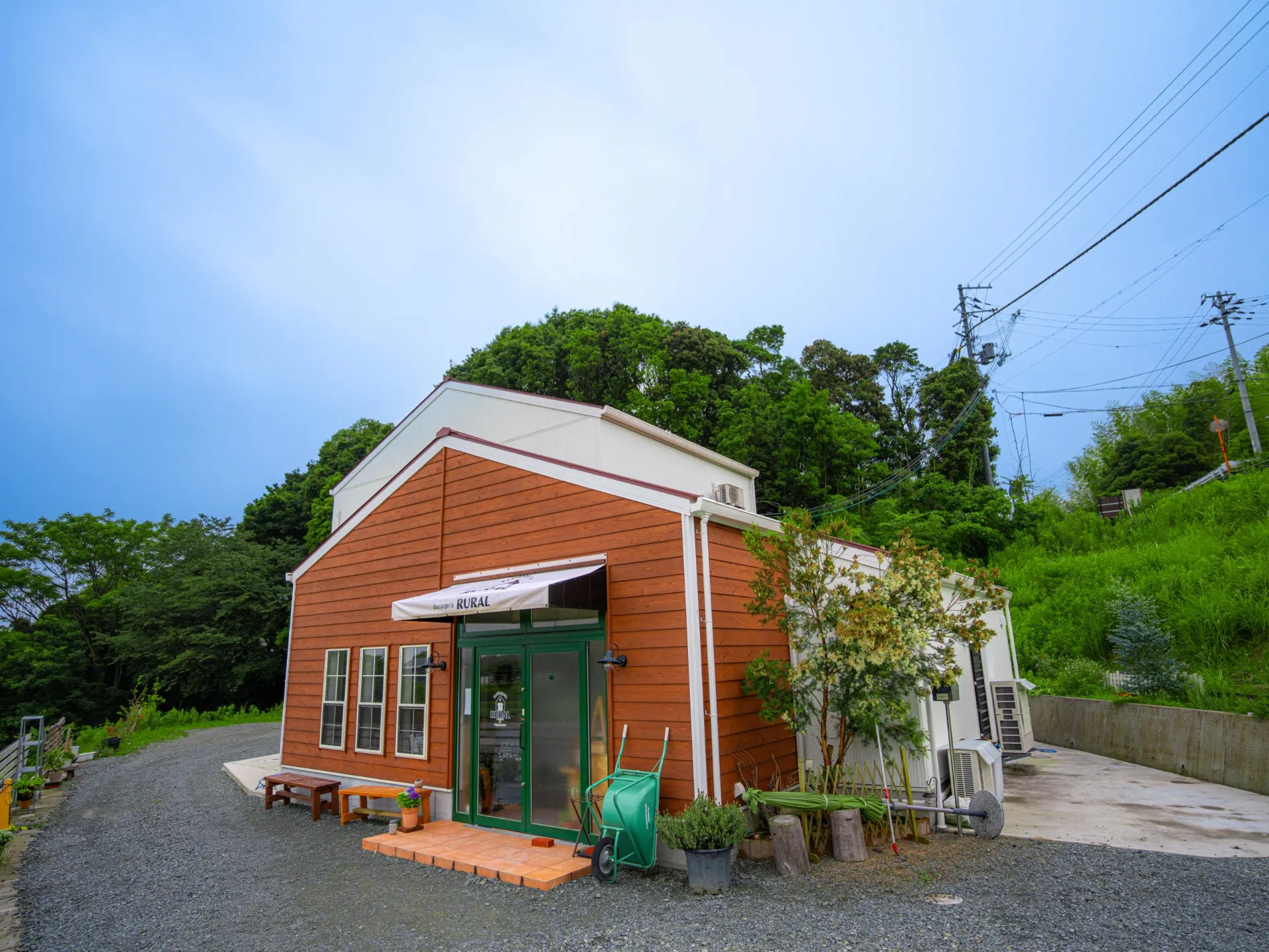 田舎風の店舗兼住宅