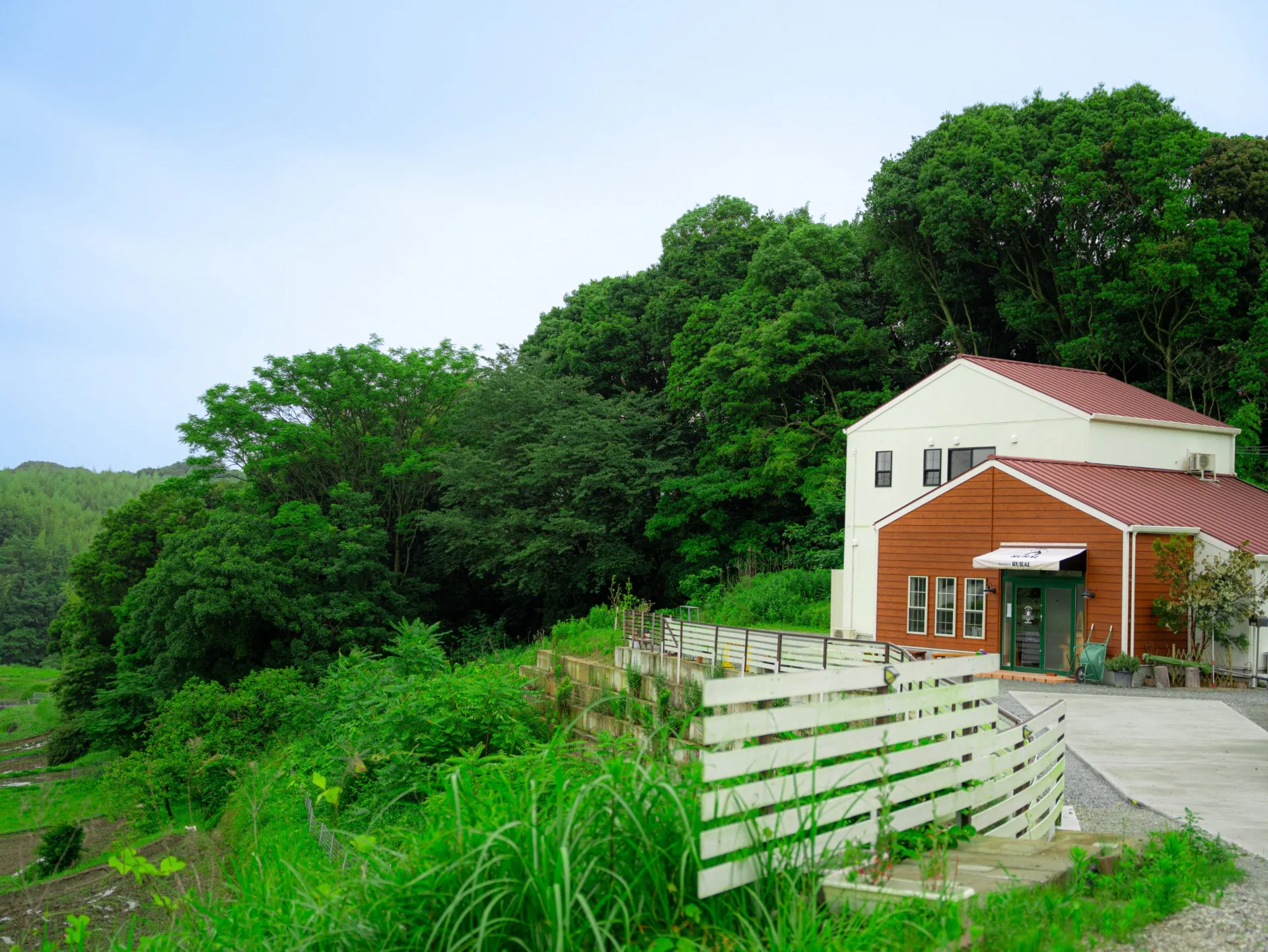 田舎風の店舗兼住宅