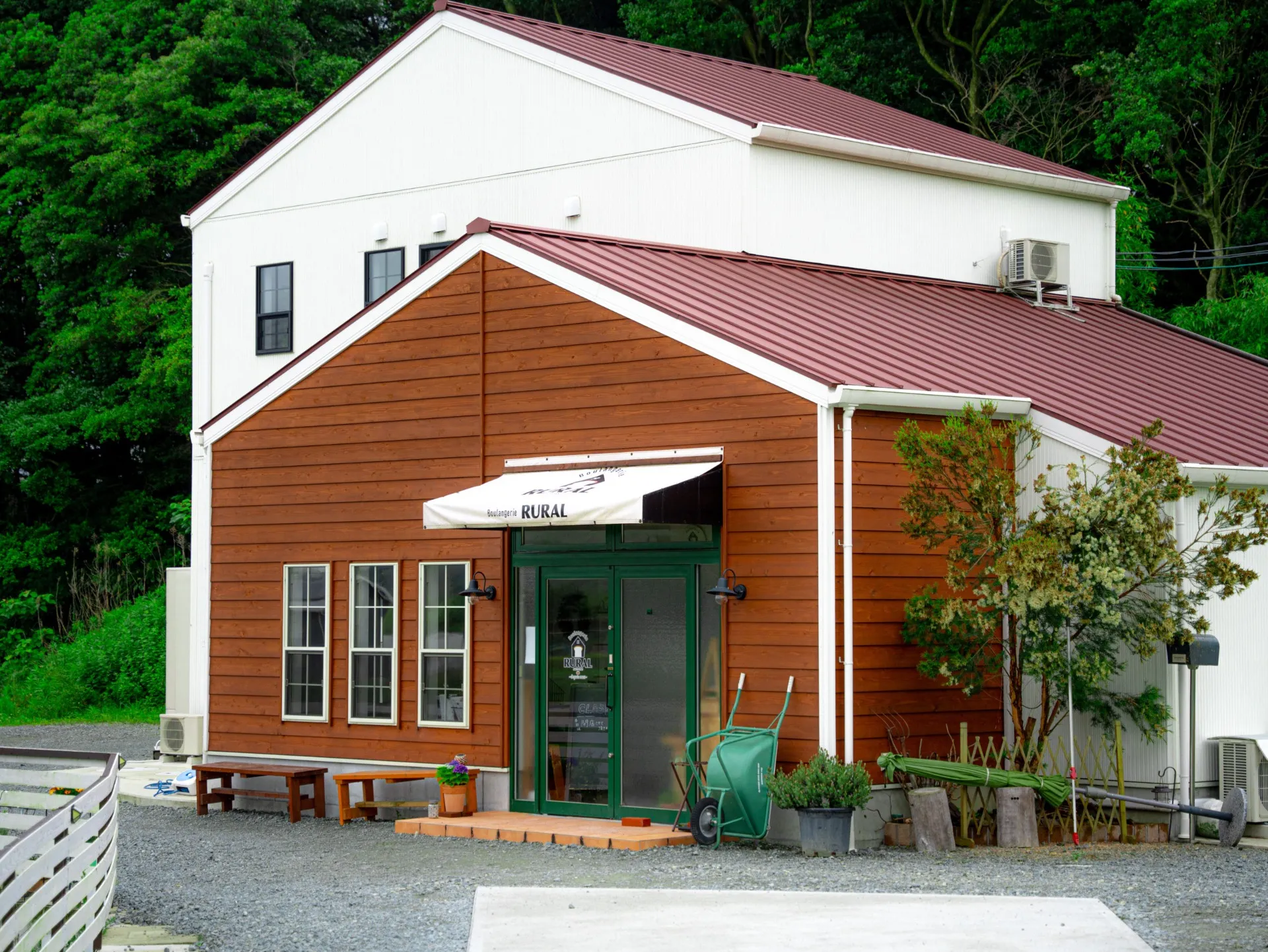 田舎風の店舗兼住宅