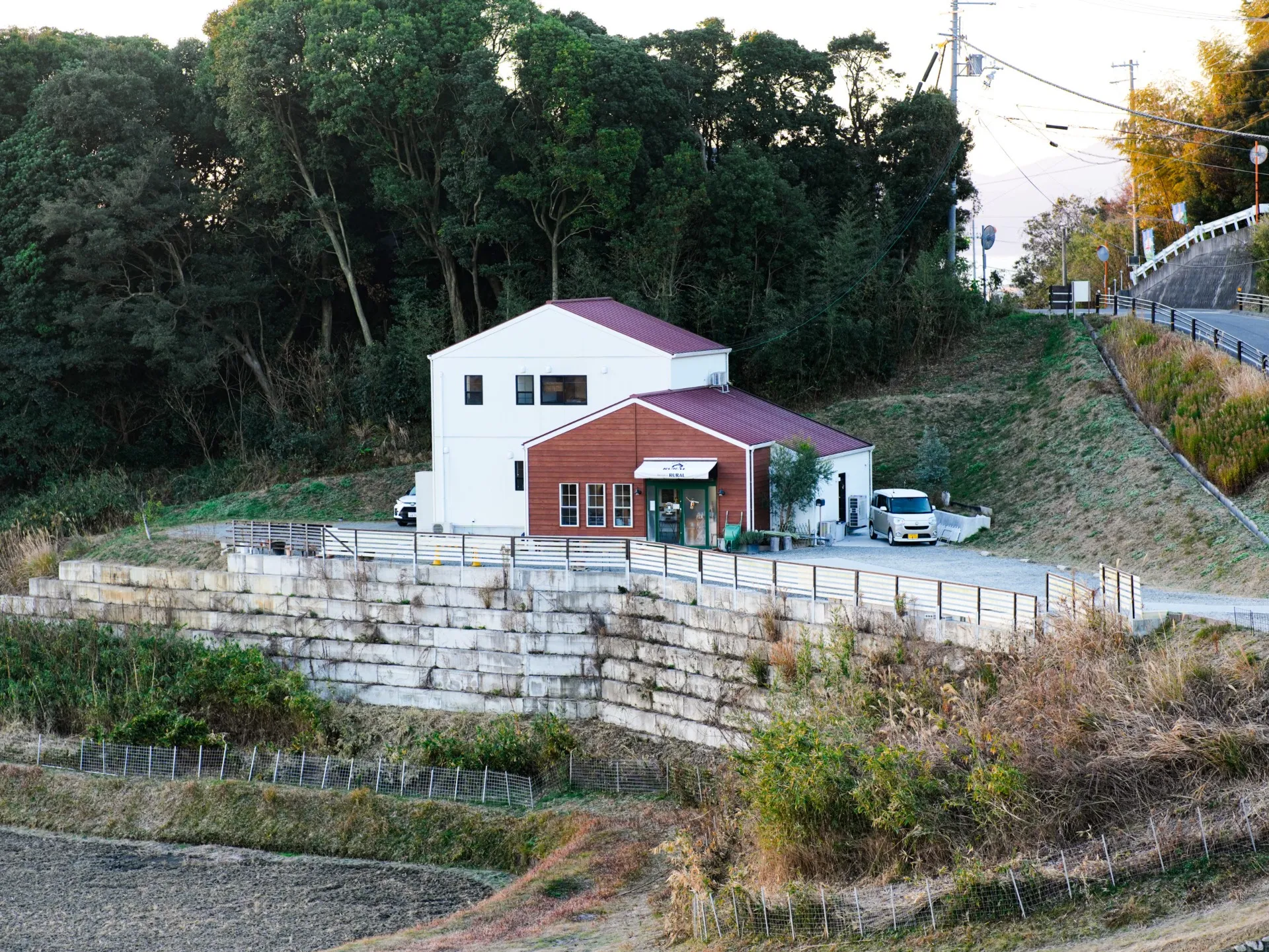 田舎風の店舗兼住宅